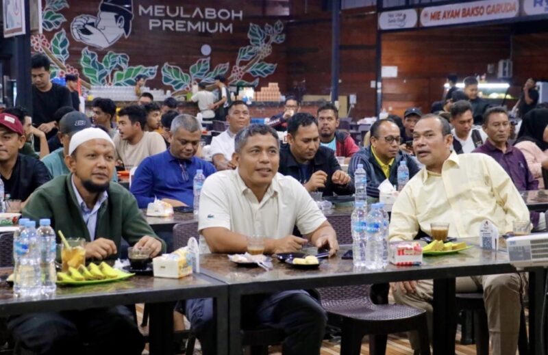 Plt Sekda Aceh Barat, Kurdi, bersama Ketua DPRK Aceh Barat menghadiri nonton bareng Piala Dunia 2026 yang digelar Pemkab Aceh Barat di Warkop Meulaboh Premium, Jumat (10/7/2026). Foto: Dok. Pemkab Aceh Barat