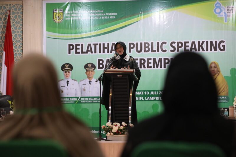 Wali Kota Banda Aceh, Illiza Sa’aduddin Djamal, membuka Pelatihan Public Speaking bagi 50 istri keuchik dan penggerak PKK gampong di Hotel Al-Hanifi, Jumat (10/7/2026). Foto: Dok. Prokopim Kota Banda Aceh