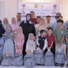 Wali Kota Banda Aceh, Illiza Sa’aduddin Djamal, menyerahkan bantuan perlengkapan sekolah kepada anak yatim di Aula Kecamatan Ulee Kareng, Jumat (10/9/2026). Foto: Prokopim Kota Banda Aceh