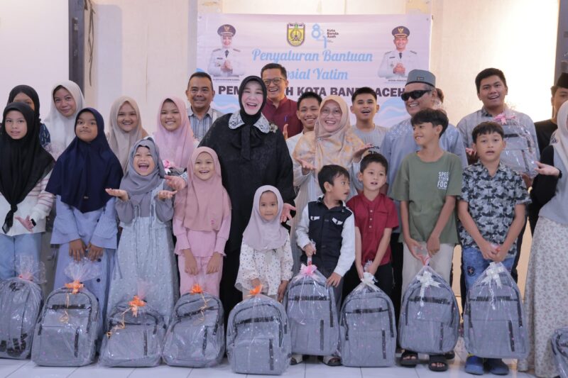 Wali Kota Banda Aceh, Illiza Sa’aduddin Djamal, menyerahkan bantuan perlengkapan sekolah kepada anak yatim di Aula Kecamatan Ulee Kareng, Jumat (10/9/2026). Foto: Prokopim Kota Banda Aceh