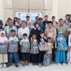 Kota Banda Aceh, Illiza Sa’aduddin Djamal, menyerahkan bantuan perlengkapan sekolah kepada 45 anak yatim di Kecamatan Ulee Kareng, Jumat (10/7/2026). Foto: Dok. Diskominfo Kota Banda Aceh