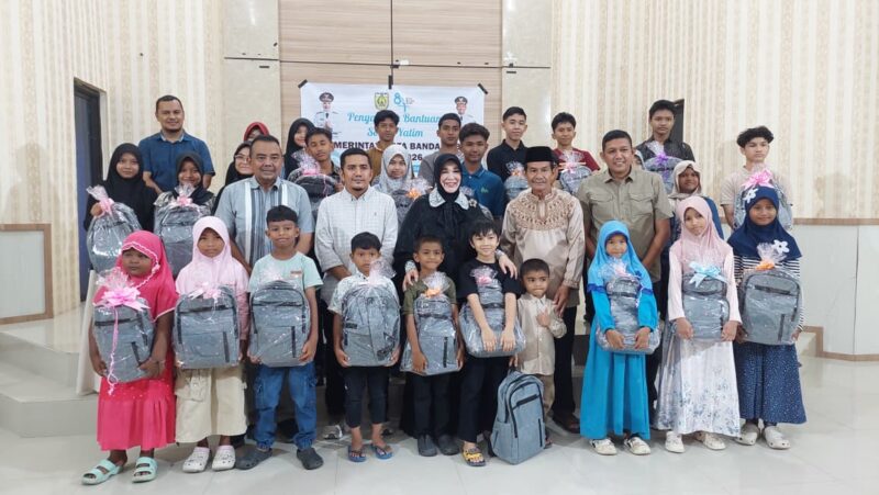 Kota Banda Aceh, Illiza Sa’aduddin Djamal, menyerahkan bantuan perlengkapan sekolah kepada 45 anak yatim di Kecamatan Ulee Kareng, Jumat (10/7/2026). Foto: Dok. Diskominfo Kota Banda Aceh