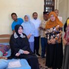 Wali Kota Banda Aceh, Illiza Sa’aduddin Djamal, menjenguk warga penderita tumor hati di Rumah Singgah Lamjabat sekaligus memberikan dukungan moral dan bantuan biaya sewa rumah, Jumat (10/7/2026). Foto: Dok. Diskominfo Kota Banda Aceh