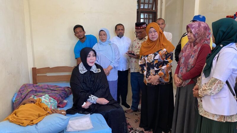 Wali Kota Banda Aceh, Illiza Sa’aduddin Djamal, menjenguk warga penderita tumor hati di Rumah Singgah Lamjabat sekaligus memberikan dukungan moral dan bantuan biaya sewa rumah, Jumat (10/7/2026). Foto: Dok. Diskominfo Kota Banda Aceh
