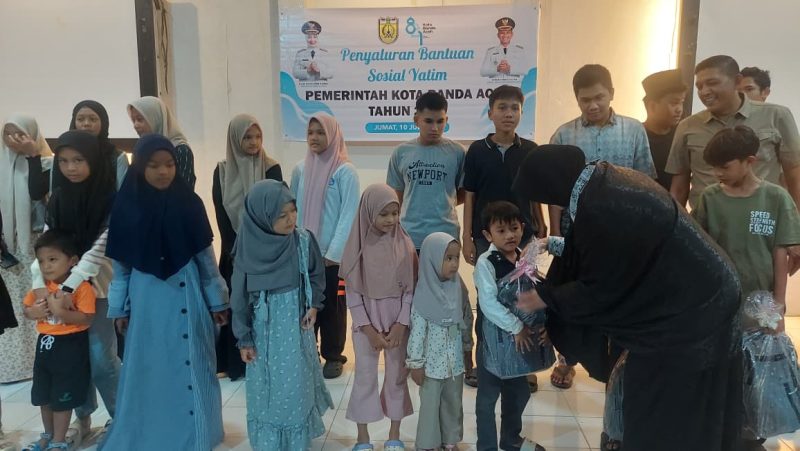 Wali Kota Banda Aceh, Illiza Sa’aduddin Djamal, menyerahkan bantuan perlengkapan sekolah kepada anak-anak yatim di Kecamatan Kuta Alam, Jumat (10/7/2026). Foto: Dok. Diskominfo Kota Banda Aceh