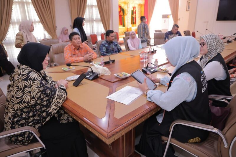 Wali Kota Banda Aceh menjalani pendataan Sensus Ekonomi 2026 di Pendopo Wali Kota sebagai bentuk dukungan terhadap pengumpulan data yang akurat untuk penyusunan kebijakan pembangunan dan peningkatan kesejahteraan masyarakat, Kamis (9/7/2026). Foto: Dok. Diskominfo Kota Banda Aceh