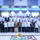 Wali Kota Banda Aceh, Illiza Sa’aduddin Djamal, berfoto bersama Ketua Pengprov Perpani Aceh, Prof. Dr. Nyak Amir, Ketua Pengcab Perpani Kota Banda Aceh Junaidi, jajaran pengurus Perpani, unsur KONI, serta para tamu undangan usai pengukuhan Pengurus Cabang Perpani Kota Banda Aceh masa bakti 2026–2030 di Aula SMK-SMTI Banda Aceh, Sabtu (11/7/2026). Foto: Dok. Prokopim Kota Banda Aceh