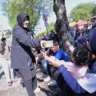 Wali Kota Banda Aceh, Illiza Sa’aduddin Djamal, membagikan hadiah dan menyapa masyarakat dalam rangkaian kegiatan Car Free Day yang berlangsung meriah dan penuh kebersamaan, Minggu (12/7/2026). Foto: Dok. Prokopim Kota Banda Aceh