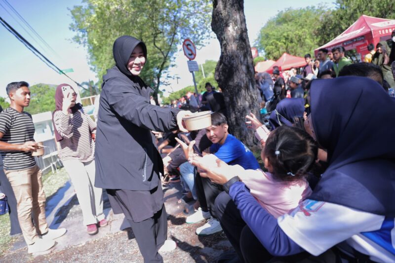 Wali Kota Banda Aceh, Illiza Sa’aduddin Djamal, membagikan hadiah dan menyapa masyarakat dalam rangkaian kegiatan Car Free Day yang berlangsung meriah dan penuh kebersamaan, Minggu (12/7/2026). Foto: Dok. Prokopim Kota Banda Aceh