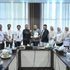 YARA Banda Aceh menyerahkan usulan regulasi bantuan hukum kepada DPRK Banda Aceh sebagai upaya memperkuat akses keadilan bagi masyarakat kurang mampu, Selasa (7/7/2026). Foto: Dok. DPRK Banda Aceh