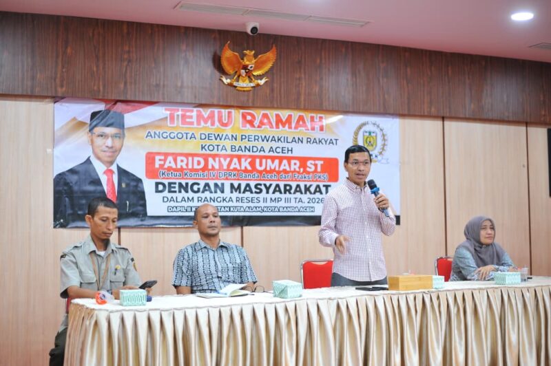 Farid Nyak Umar bersama kader Posyandu, anggota KWT, serta perwakilan Dinas Kesehatan dan Dinas P2KP Kota Banda Aceh dalam kegiatan reses DPRK Banda Aceh, Kamis (2/7/2026). Foto: Dok. DPRK Banda Aceh