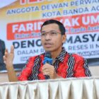 Ketua Komisi IV DPRK Banda Aceh Farid Nyak Umar, ST, menyampaikan arahan dalam kegiatan Reses II Masa Persidangan III Tahun 2026 bersama pemuda Banda Aceh di Aula Bapelkes Aceh, Kamis (2/7/2026). Foto: Dok. DPRK Banda Aceh