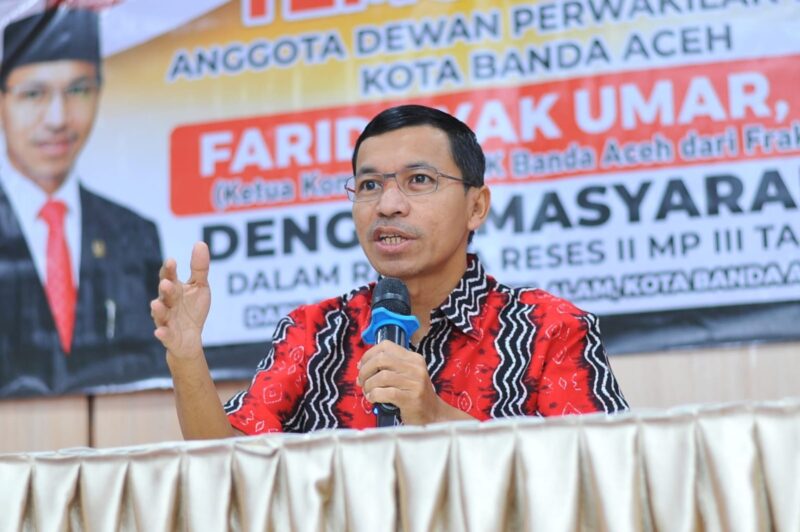 Ketua Komisi IV DPRK Banda Aceh Farid Nyak Umar, ST, menyampaikan arahan dalam kegiatan Reses II Masa Persidangan III Tahun 2026 bersama pemuda Banda Aceh di Aula Bapelkes Aceh, Kamis (2/7/2026). Foto: Dok. DPRK Banda Aceh
