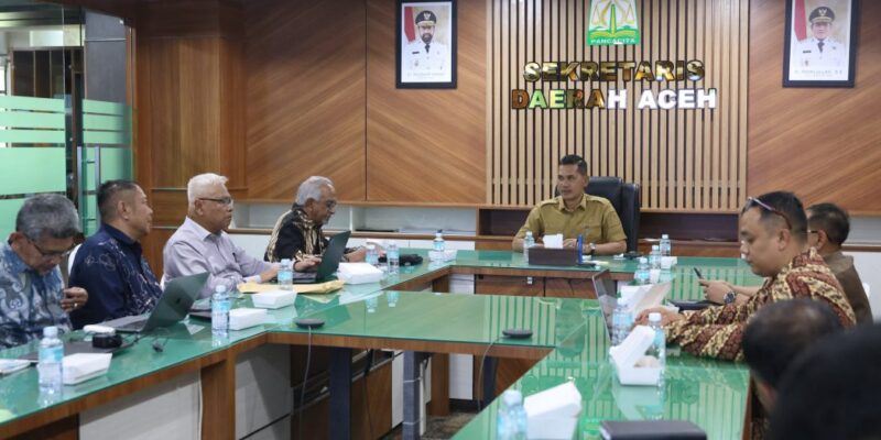 Sekda Aceh, M. Nasir, S.IP, MPA, saat menerima kunjungan manajemen PT Indoasia Oil Tank Terminal dalam rangka membahas rencana investasi perusahaan pada sektor hilirisasi gas melalui pembangunan pabrik metanol di Lhokseumawe, di Ruang Rapat Sekda Aceh, Banda Aceh, Senin (13/7/2026). Foto: Dok. Biro Adpim Setda Aceh