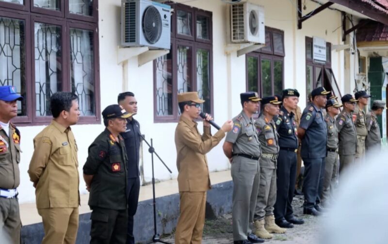 Bupati Aceh Barat Tarmizi SP, MM melakukan inspeksi mendadak (sidak) ke Kantor Satpol PP Aceh Barat untuk memastikan penanganan terhadap pengemis yang viral di media sosial, Senin (13/7/2026). Foto: Dok. Pemkab Aceh Barat 