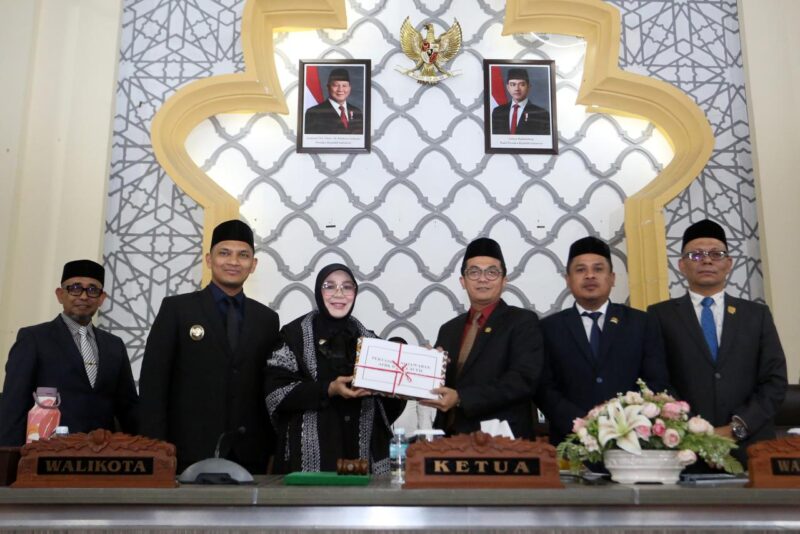 Wali Kota Banda Aceh Illiza Sa’aduddin Djamal menyerahkan dokumen Raqan Pertanggungjawaban APBK Tahun Anggaran 2025 kepada pimpinan DPRK Banda Aceh pada rapat paripurna di Gedung DPRK Banda Aceh, Senin (13/7/2026). Foto: Dok. Prokopim Kota Banda Aceh