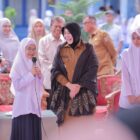 Wali Kota Banda Aceh Illiza Sa’aduddin Djamal menyapa siswa baru saat meninjau pelaksanaan Masa Pengenalan Lingkungan Sekolah (MPLS) dan Program Gerakan Ayah Antar Anak ke Sekolah (GAMAS) di Banda Aceh, Senin (13/7/2026). Foto: Dok. Diskominfo Kota Banda Aceh