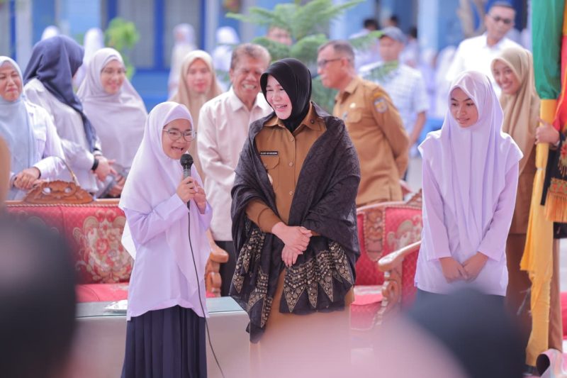 Wali Kota Banda Aceh Illiza Sa’aduddin Djamal menyapa siswa baru saat meninjau pelaksanaan Masa Pengenalan Lingkungan Sekolah (MPLS) dan Program Gerakan Ayah Antar Anak ke Sekolah (GAMAS) di Banda Aceh, Senin (13/7/2026). Foto: Dok. Diskominfo Kota Banda Aceh