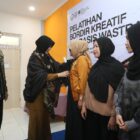 Wali Kota Banda Aceh Illiza Sa’aduddin Djamal secara simbolis membuka Pelatihan Bordir Kreatif Berbasis Wastra Aceh dengan memasangkan tanda peserta kepada perwakilan peserta di Balai Pelatihan Vokasi dan Produktivitas (BPVP) Banda Aceh, Selasa (14/7/2026). Foto: Dok. Prokopim Kota Banda Aceh