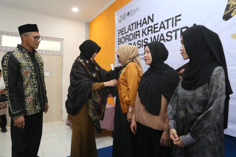 Wali Kota Banda Aceh Illiza Sa’aduddin Djamal secara simbolis membuka Pelatihan Bordir Kreatif Berbasis Wastra Aceh dengan memasangkan tanda peserta kepada perwakilan peserta di Balai Pelatihan Vokasi dan Produktivitas (BPVP) Banda Aceh, Selasa (14/7/2026). Foto: Dok. Prokopim Kota Banda Aceh