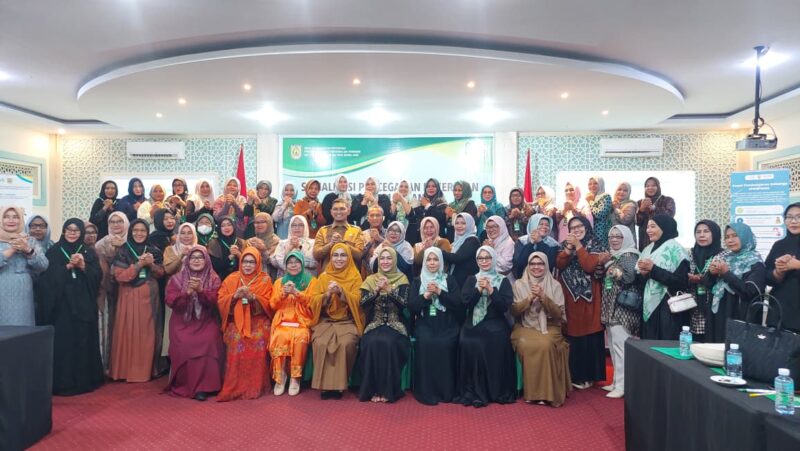 Wakil Wali Kota Banda Aceh Afdhal Khalilullah foto bersama peserta Sosialisasi Pencegahan KDRT yang digelar Pemko Banda Aceh melalui DP3AP2KB, Selasa (14/7/2026). Foto: Dok. Diskominfo Kota Banda Aceh