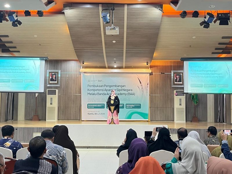 Wali Kota Banda Aceh Illiza Sa’aduddin Djamal membuka kegiatan Pengembangan Kompetensi ASN melalui Banda Aceh Academy (BAA) di Aula Mawardy Nurdin, Kamis (16/7/2026). Foto: Dok. Diskominfo Kota Banda Aceh
