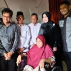 Wali Kota Banda Aceh bersama Wakil Wali Kota Banda Aceh menyerahkan bantuan kursi roda kepada Asniati, lansia warga Gampong Cot Lamkuweuh yang mengalami keterbatasan mobilitas, Kamis (16/07/2026). Foto: Dok. Diskominfo Kota Banda Aceh