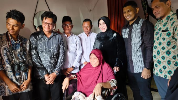 Wali Kota Banda Aceh bersama Wakil Wali Kota Banda Aceh menyerahkan bantuan kursi roda kepada Asniati, lansia warga Gampong Cot Lamkuweuh yang mengalami keterbatasan mobilitas, Kamis (16/07/2026). Foto: Dok. Diskominfo Kota Banda Aceh