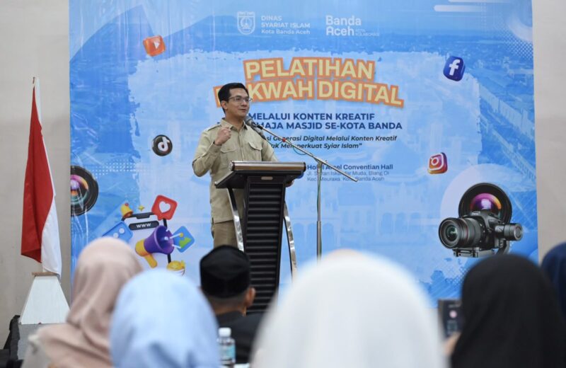 Ketua DPRK Banda Aceh Irwansyah ST memberikan materi pada Pelatihan Dakwah Digital Melalui Konten Kreatif bagi Remaja Masjid se-Kota Banda Aceh di Hotel Amel Convention Hall, Rabu (15/07/2026). Foto: Dok. DPRK Banda Aceh