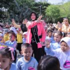 Wali Kota Banda Aceh sekaligus Bunda PAUD Kota Banda Aceh, Illiza Sa'aduddin Djamal, menyapa ratusan anak PAUD saat peringatan Hari Anak Nasional 2026 bertajuk Jejak Si Kecil di Hutan Kota Bersama Bunda PAUD di Hutan Kota Tibang, Banda Aceh, Sabtu (18/7/2026). Foto: Dok. Prokopim Kota Banda Aceh