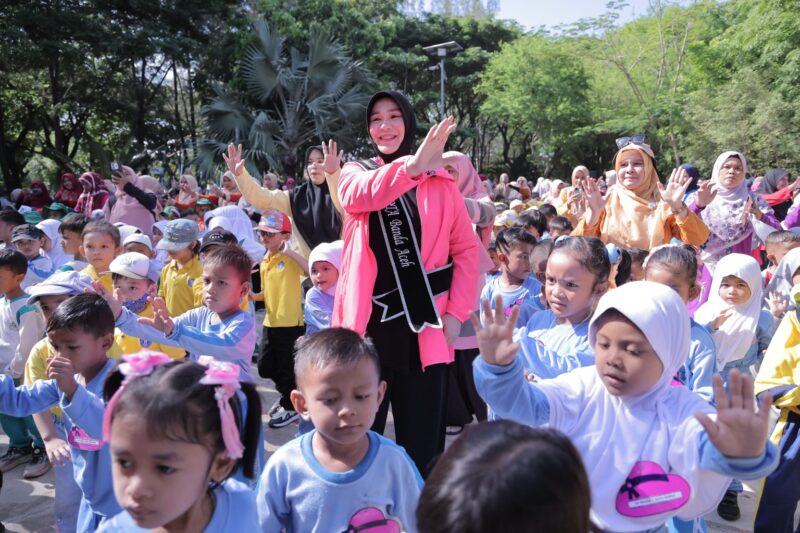 Wali Kota Banda Aceh sekaligus Bunda PAUD Kota Banda Aceh, Illiza Sa'aduddin Djamal, menyapa ratusan anak PAUD saat peringatan Hari Anak Nasional 2026 bertajuk Jejak Si Kecil di Hutan Kota Bersama Bunda PAUD di Hutan Kota Tibang, Banda Aceh, Sabtu (18/7/2026). Foto: Dok. Prokopim Kota Banda Aceh