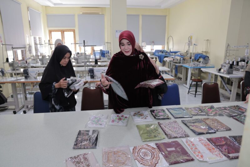 Wali Kota Banda Aceh Illiza Sa'aduddin Djamal meninjau pelatihan Bordir Kreatif Berbasis Wastra di Balai Pelatihan Vokasi dan Produktivitas (BPVP) Banda Aceh sebagai bentuk dukungan terhadap pengembangan ekonomi kreatif dan peningkatan keterampilan masyarakat, Sabtu (18/7/2026). Foto: Dok. Prokopim Kota Banda Aceh