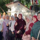 Wali Kota Banda Aceh Illiza Sa'aduddin Djamal foto bersama wisatawan asal Johor, Malaysia, Sabtu (18/7/2026). Foto: Dok. Diskominfo Kota Banda Aceh