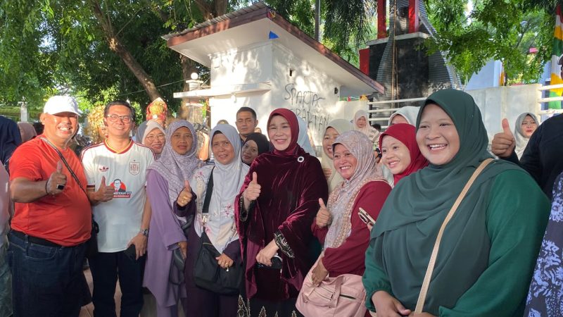 Wali Kota Banda Aceh Illiza Sa'aduddin Djamal foto bersama wisatawan asal Johor, Malaysia, Sabtu (18/7/2026). Foto: Dok. Diskominfo Kota Banda Aceh