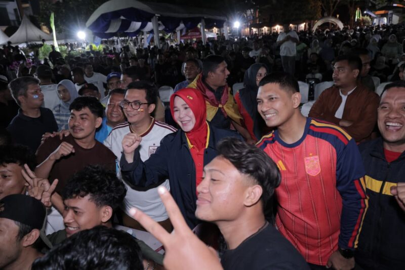 Wali Kota Banda Aceh Illiza Sa'aduddin Djamal bersama Wakil Wali Kota Afdhal Khalilullah menyaksikan laga final Piala Dunia 2026 bersama ribuan masyarakat dalam acara nobar di Halaman Balai Kota Banda Aceh, Minggu (19/7/2026). Foto: Dok. Prokopim Kota Banda Aceh