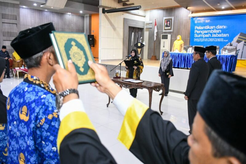 Wali Kota Banda Aceh Illiza Sa'aduddin Djamal melantik dan mengambil sumpah jabatan 24 pejabat pendidikan yang terdiri atas 22 kepala sekolah dan dua pengawas di Aula Mawardy Nurdin, Balai Kota Banda Aceh, Senin (20/7/2026). Foto: Dok. Prokopim Kota Banda Aceh
