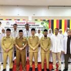 Bupati Aceh Barat Tarmizi SP, MM berfoto bersama jajaran Dewan Pengawas, komite, kepala ruang, dan manajemen RSUD Cut Nyak Dhien Meulaboh usai penyerahan Surat Keputusan (SK) serta rapat koordinasi dan evaluasi peningkatan pelayanan rumah sakit, Selasa (21/7/2026). Foto: Dok. Pemkab Aceh Barat