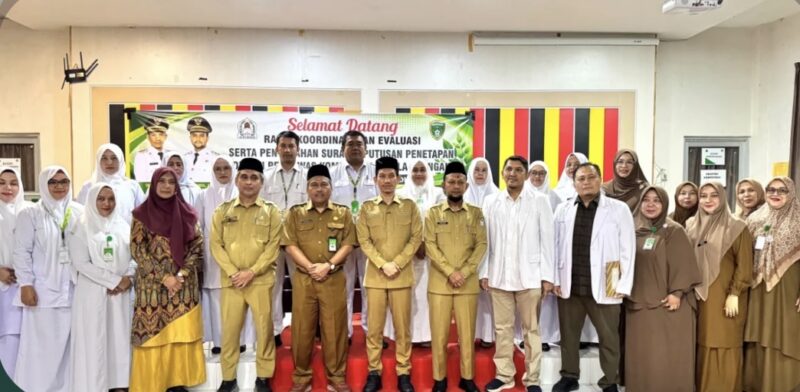 Bupati Aceh Barat Tarmizi SP, MM berfoto bersama jajaran Dewan Pengawas, komite, kepala ruang, dan manajemen RSUD Cut Nyak Dhien Meulaboh usai penyerahan Surat Keputusan (SK) serta rapat koordinasi dan evaluasi peningkatan pelayanan rumah sakit, Selasa (21/7/2026). Foto: Dok. Pemkab Aceh Barat