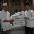 Wakil Gubernur Aceh, H. Fadhlullah, saat menyerahkan bantuan perlengkapan shalat untuk Pesantren Darul Ihsan Al-Waliyah, yang diterima oleh Abi Sahal Tastari Waly, SE, MM, di Gampong Pawoh, Kec. Labuhan Haji, Aceh Selatan, Minggu, (19/7/2026). Foto: Dok. Biro Adpim Setda Aceh