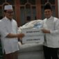 Wakil Gubernur Aceh, H. Fadhlullah, saat menyerahkan bantuan perlengkapan shalat untuk Pesantren Darul Ihsan Al-Waliyah, yang diterima oleh Abi Sahal Tastari Waly, SE, MM, di Gampong Pawoh, Kec. Labuhan Haji, Aceh Selatan, Minggu, (19/7/2026). Foto: Dok. Biro Adpim Setda Aceh