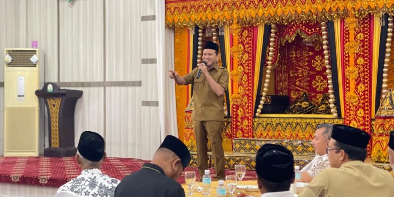Wakil Gubernur Aceh, H. Fadhlullah, memberikan sambutan saat menerima silaturahmi Tim Panitia Penyelenggara Haji Daerah (PPHD) Aceh di Pendopo Wakil Gubernur Aceh, Banda Aceh, Selasa (21/7/2026). Foto: Dok. Biro Adpim Setda Aceh