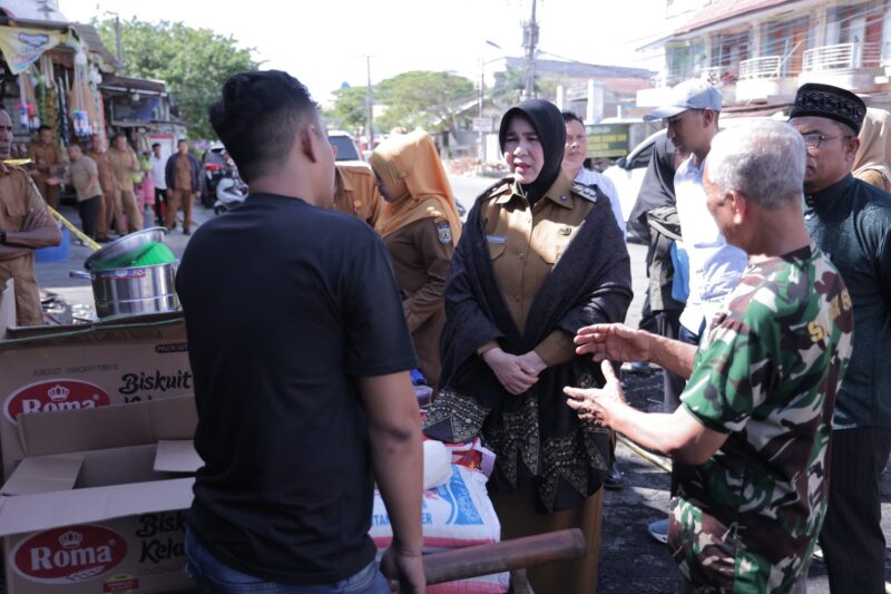 Wali Kota Banda Aceh Illiza Sa’aduddin Djamal didampingi jajaran Pemko Banda Aceh meninjau lokasi kebakaran sekaligus menyerahkan bantuan masa panik kepada warga terdampak di Gampong Lamdingin, Selasa (21/7/2026). Foto: Dok. Prokopim Kota Banda Aceh