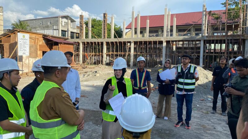 Wali Kota Banda Aceh Illiza Sa’aduddin Djamal meninjau progres penataan kawasan Pasar SMEP Peunayong yang diproyeksikan menjadi pusat perdagangan, UMKM, dan wisata sejarah, Selasa (21/7/2026). Foto: Dok. Diskominfo Kota Banda Aceh