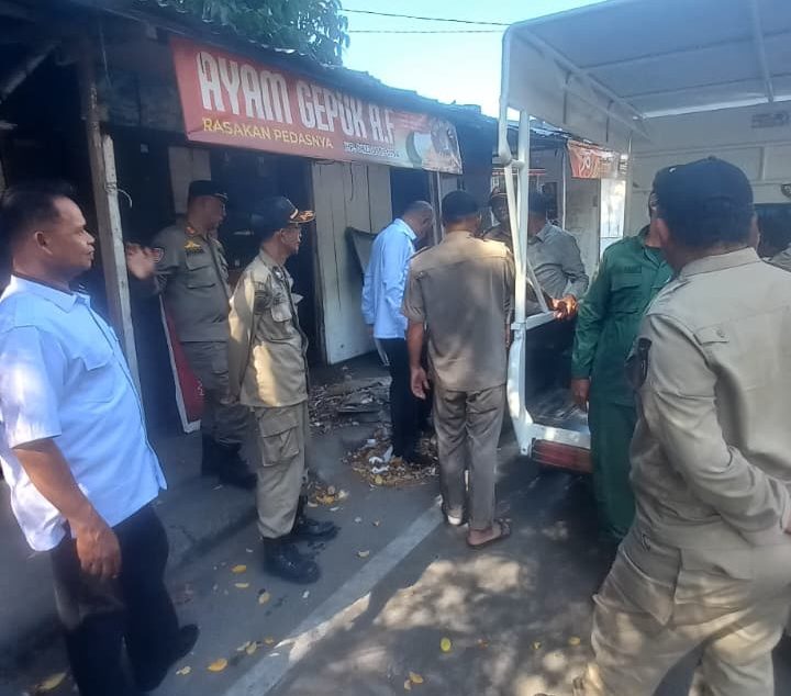 Petugas gabungan menertibkan lapak Pedagang Kaki Lima (PKL) di kawasan Sektor Timur Kopelma Darussalam, Kecamatan Syiah Kuala, Banda Aceh, Rabu (22/7/2026). Foto: Dok. Diskominfo Kota Banda Aceh