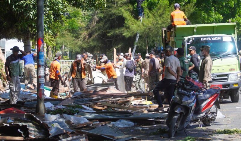 Pemerintah Kota Banda Aceh mengerahkan 353 personel gabungan untuk menertibkan lapak PKL dan bangunan liar di kawasan Darussalam, Kamis (23/7/2026). Foto: Dok. Diskominfo Kota Banda Aceh