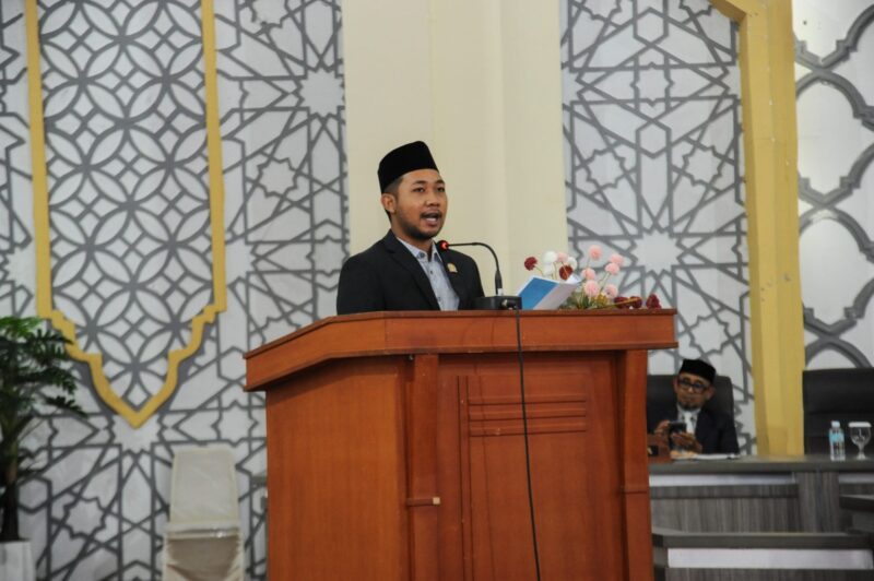 Anggota Badan Anggaran (Banggar) DPRK Banda Aceh, M. Zidan Al Hafidh, membacakan pandangan Banggar dalam rapat paripurna DPRK Banda Aceh di Gedung DPRK Banda Aceh, Kamis (23/7/2026). Foto: Dok. DPRK Banda Aceh