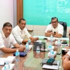 Asisten Perekonomian dan Pembangunan Sekda Aceh, Ir. T. Robby Irza, S.SiT, MT, didampingi Kepala Disperindag Aceh, T. Adi Darma, ST, dan Kepala Biro Perekonomian Setda Aceh, Zaini, S.Sos, MM, saat menggelar Rapat Koordinasi Transformasi Tata Kelola dan Pengembangan Hilirisasi Nilam Aceh, di Ruang Rapat Asisten II, Setda Aceh, Banda Aceh, Rabu (22/7/2026). Foto: Dok. Biro Adpim Setda Aceh