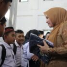 Ketua TP-PKK Aceh, Ny. Marlina Muzakir, saat membagikan seragam sekolah kepada para siswa yang masih mengikuti proses pembelajaran di Sekolah Darurat, komplek Masjid Baitul Hamdi, Desa Pantan Nangka Kecamatan Linge, Aceh Tengah, Rabu (22/7/2026). Foto: Dok. Biro Adpim Setda Aceh