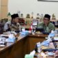 Wakil Gubernur Aceh, H. Fadhlullah, didampingi Asisten Pemerintahan, Keistimewaan Aceh dan Kesejahteraan Rakyat Sekda Aceh, Drs. Syakir, M.Si, dan Imam Besar Masjid Raya Baiturrahman Banda Aceh, Tgk. H. Muhammad Ali (Abu Paya Pasi) melakukan silaturahmi dan audiensi dengan Wakil Badan Wakaf Indonesia (BWI) Pusat, Dr.Tatang Astarudin, S.Ag, SH, M.Si, beserta jajaran, di Kantor BWI Pusat, Jakarta, Kamis (23/7/2026). Foto: Dok. Biro Adpim Setda Aceh 