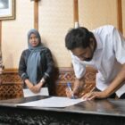 Gubernur Aceh H. Muzakir Manaf, didampingi Sekda Aceh, M. Nasir, S.IP, MPA, saat menandatangani maklumat bersama Forum Koordinasi Pimpinan Daerah (Forkopimda) Aceh usai menggelar rapat, di Ruang Rapat Gubernur Aceh, Banda Aceh, Kamis, (23/7/2026). Foto: Dok. Biro Adpim Setda Aceh